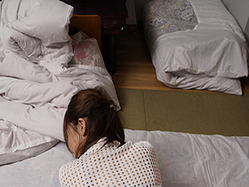 温泉旅行に来ていた若妻の美尻に我慢できず襲い掛かると案外どスケベ奥さんで旦那の目を盗んで中出ししまくりの2泊3日 黒木逢夢　サンプル画像05